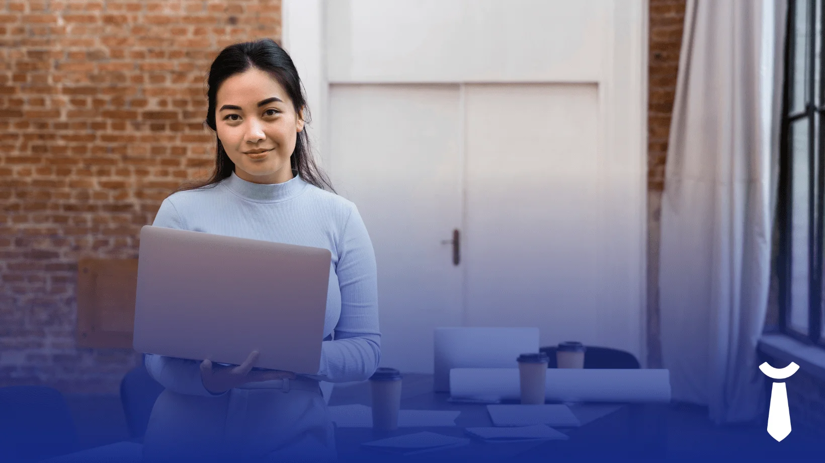 Imagem de uma mulher segurando um notebook entendo a importância da razão social de uma empresa