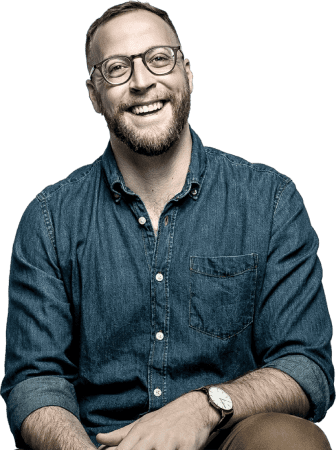 homem feliz com a sua contabilidade online completa