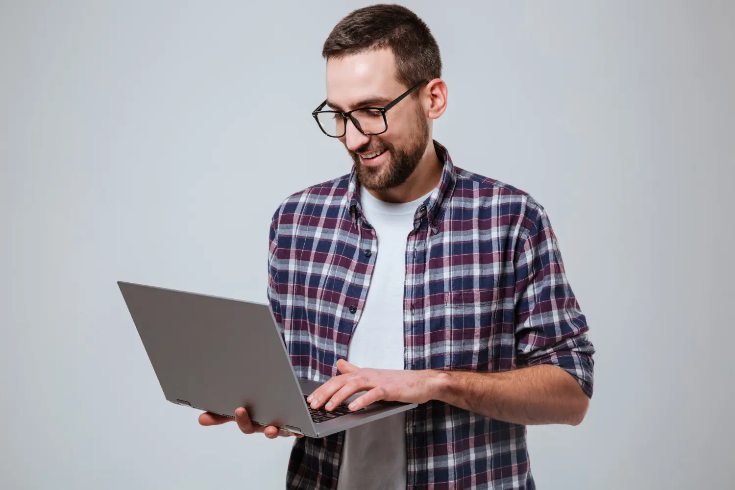 Homem branco usando notebook para pesquisar sobre o contrato de prestação de serviços autônomos.